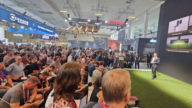 로보락 관계자가 4일(현지시간) 유럽 최대 가전 전시회 ‘IFA 2025’가 열리는 독일 베를린에서 신제품 출시 기자 간담회를 진행하고 있다.베를린=허진 기자