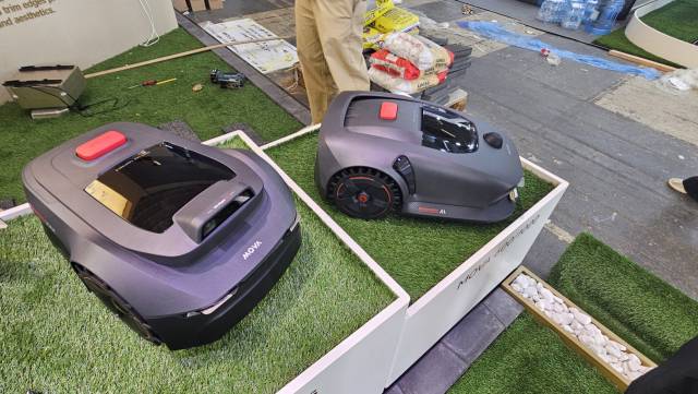 로보락이 4일(현지시간) 유럽 최대 가전 전시회 ‘IFA 2025’에서 자사 첫 잔디깎는 기계를 공개했다.베를린=허진 기자