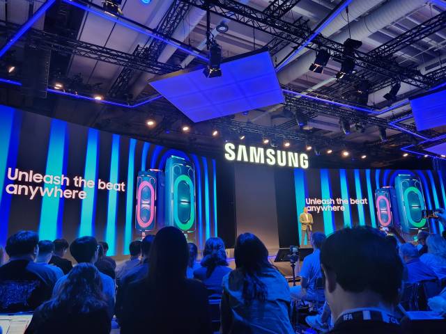 이상욱 삼성전자 영상디스플레이사업부 CX팀 부사장이 유럽 최대 가전전시회 'IFA 2025' 개막을 하루 앞둔 4일(현지시간) 독일 베를린 '시티 큐브 베를린'에서 열린 '삼성 프레스 콘퍼런스'에서 삼성 사운드 타워 신제품을 선보이고 있다.