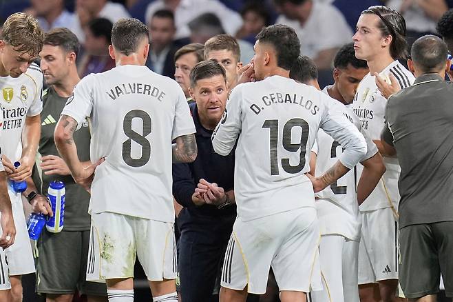 레알 마드리드 사비 알론소 감독(가운데)이 지난달 30일 스페인 마드리드에서 열린 라리가 마요르카전 도중 선수들에게 지시를 하고 있다. AP