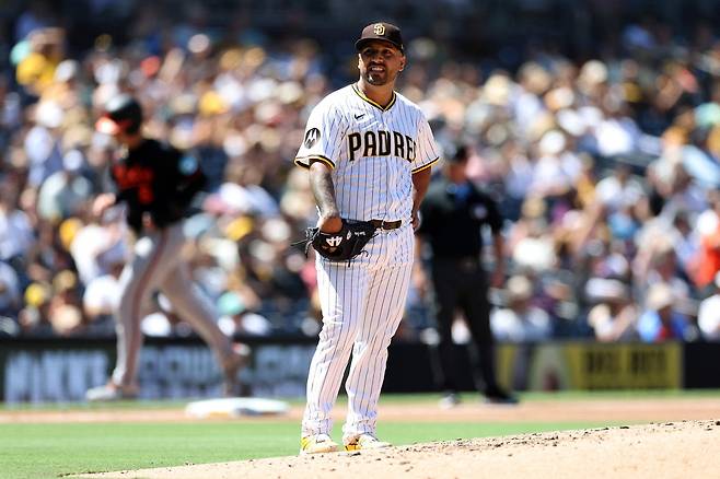 샌디에이고 네스터 코르테스가 4일 볼티모어전에서 3회초 콜튼 카우전에게 홈런을 맞은 뒤 아쉬운 표정을 짓고 있다.  AFP연합뉴스