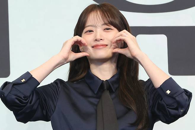 배우 천우희가 4일 서울 구로구 더링크서울호텔에서 열린 JTBC금요 드라마 ‘마이 유스’ 제작발표회에서 포즈를 취하고 있다. 2025.9.4. 연합뉴스