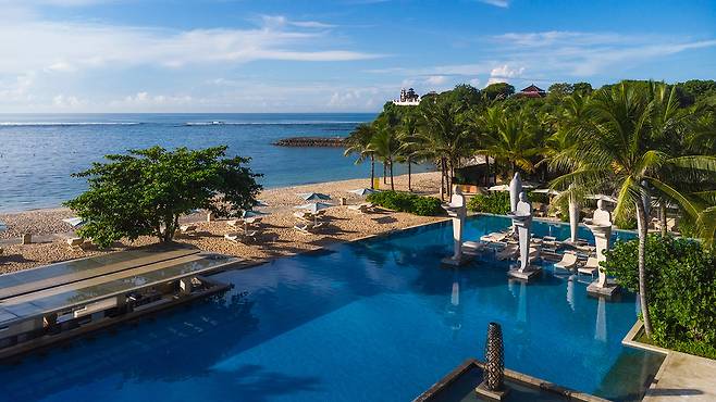 발리 누사두아 지역을 대표하는 물리아 리조트. 광활한 프라이빗 비치와 트로피컬 가든이 어우러진 파라다이스의 전형이다. 사진제공|팜투어