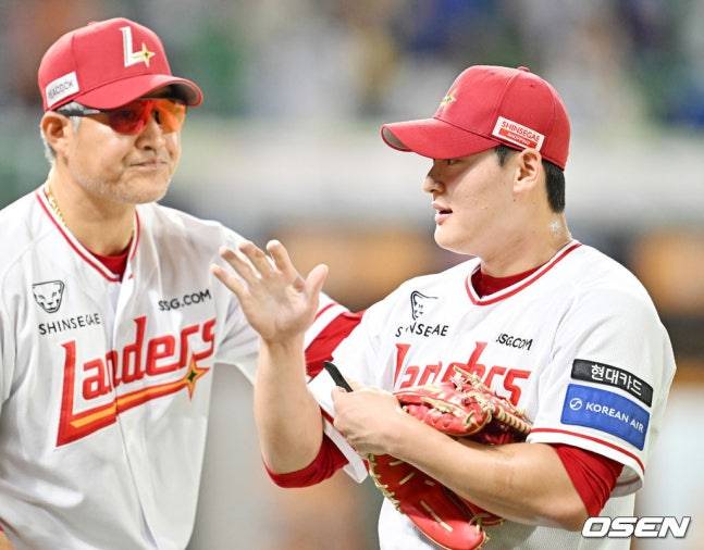 이숭용 감독(왼쪽)과 SSG 마무리 조병현.