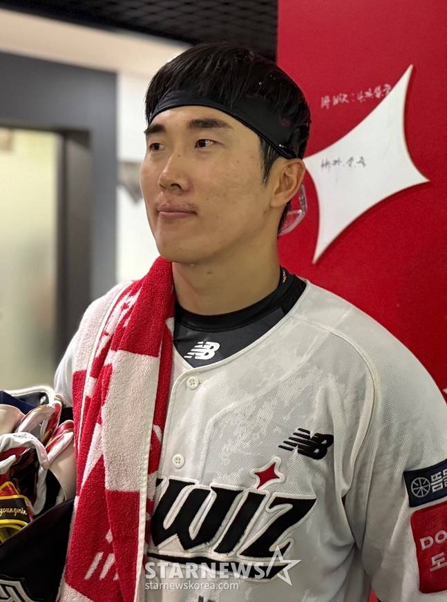 KT 허경민이 취재진과 인터뷰를 하고 있다. /사진=양정웅 기자