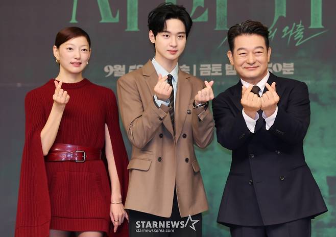 배우 이엘, 장동윤, 조성하가 4일 오전 서울 양천구 SBS 목동사옥에서 진행된 SBS 금토드라마 '사마귀: 살인자의 외출' 제작발표회에 참석해 포즈를 취하고 있다.  잔혹한 연쇄살인마 ‘사마귀’가 잡힌지 20년이 지나 모방범죄가 발생하고, 이 사건 해결을 위해 한 형사가 평생을 증오한 ‘사마귀’인 엄마와 예상 못한 공조수사를 펼치며 벌어지는 고밀도 범죄 스릴러 '사마귀: 살인자의 외출'은 오는 5일 첫 방송된다. /2025.09.04 /사진=이동훈 photoguy@