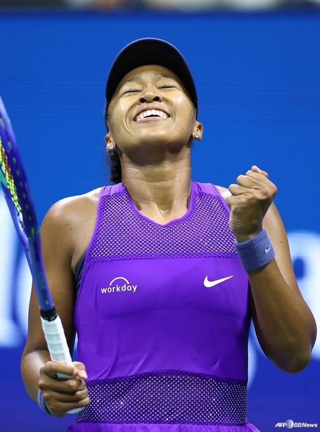 오사카 나오미(일본)가 4일(한국시간) 뉴욕 아서 애시 스타디움에서 열린 여자 단식 8강에서 카롤리나 무초바(체코)를 꺾고 기뻐하고 있다. /AFPBBNews=뉴스1