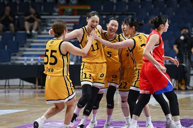 청주 KB 스타즈 선수들이 4일 부산 사직실내체육관에서 열린 2025 BNK금융 박신자컵 B조 조별예선 마지막 경기에서 덴소를 꺾고 기뻐하고 있다. /사진=WKBL 제공