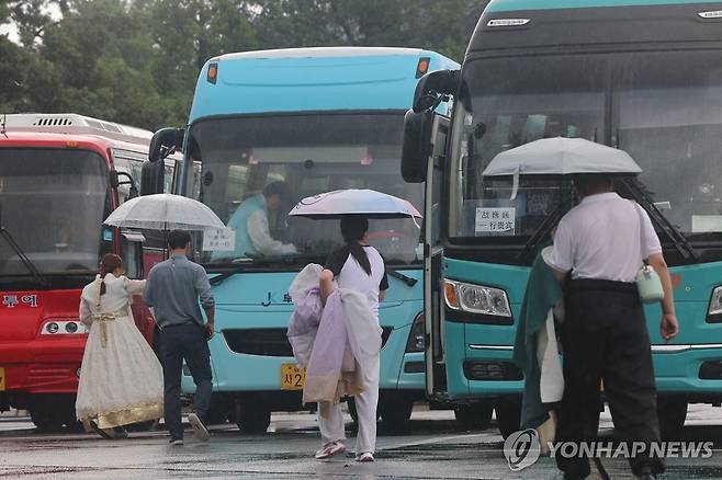 중국 단체관광객 9월29일부터 무비자 입국 허용 (서울=연합뉴스) 류영석 기자 = 정부가 오는 9월 29일부터 내년 6월 30일까지 중국 단체관광객 대상 무비자 입국을 허용하기로 결정한 가운데 6일 서울 경복궁 주차장에서 중국인 단체 관광객들이 관광버스에 탑승하고 있다. 2025.8.6 ondol@yna.co.kr
