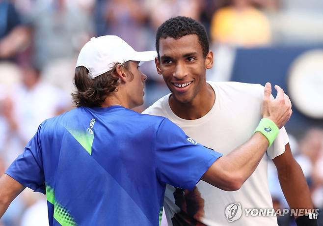 승리한 오제알리아심(오른쪽) [로이터=연합뉴스]