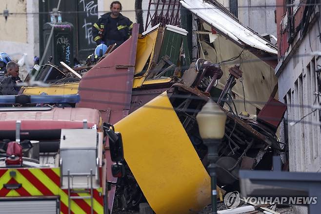 포르투갈 리스본 푸니쿨라 탈선 사고 (리스본 EPA=연합뉴스) 구조대원들이 3일(현지시간) 포르투갈 리스본에서 발생한 푸니쿨라 탈선 사고 현장에서 작업하고 있다. 2025.9.3