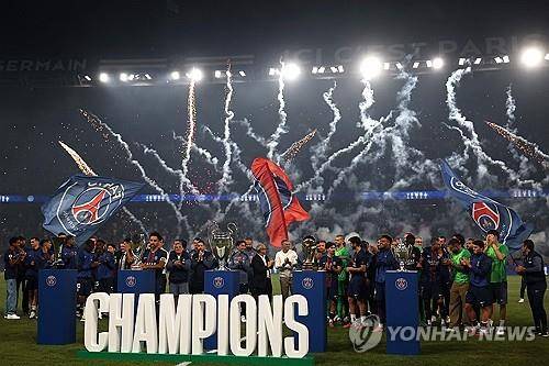 2024-2025시즌 UCL 챔피언 파리 생제르맹 선수들의 세리머니 모습. [AFP=연합뉴스 자료사진]