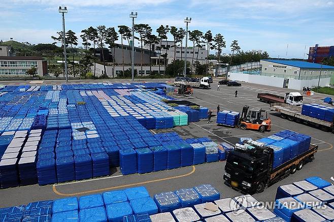 '최악 가뭄' 강릉 각 지역으로 향하는 생수들 (강릉=연합뉴스) 양지웅 기자 = 3일 강원 강릉 올림픽파크 일원에서 시 관계자들이 각 읍면동으로 지원될 생수 더미를 배분하고 있다.
    강릉지역은 연일 최악 가뭄으로 상수원이 말라가 제한 급수를 강화하는 실정이다. 2025.9.3 yangdoo@yna.co.kr