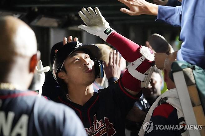 애틀랜타 이적 후 첫 홈런을 때리고 동료 축하를 받는 김하성 [Imagn Images=연합뉴스]