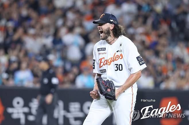 '탈삼진 226개 신기록 달성' 폰세의 포효 (서울=연합뉴스) 프로야구 한화 이글스의 에이스 코디 폰세가 KBO리그 한 시즌 최다 탈삼진 신기록을 세웠다. 
    폰세는 3일 대전 한화생명 볼파크에서 열린 2025 신한 SOL뱅크 KBO리그 NC 다이노스와 홈 경기에 선발 등판, 5회까지 삼진 6개를 잡아내며 이번 시즌 탈삼진 226개를 기록했다. 
    사진은 이날 경기에서 포효하는 한화 폰세. 2025.9.3 [한화 이글스 제공. 재판매 및 DB 금지] photo@yna.co.kr