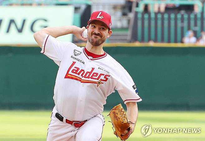 역투하는 앤더슨 (인천=연합뉴스) 임순석 기자 = 6일 인천 SSG랜더스필드에서 열린 2025 프로야구 삼성 라이온즈와 SSG 랜더스의 경기. SSG 선발 투수 앤더슨이 역투하고 있다. 2025.8.6 soonseok02@yna.co.kr