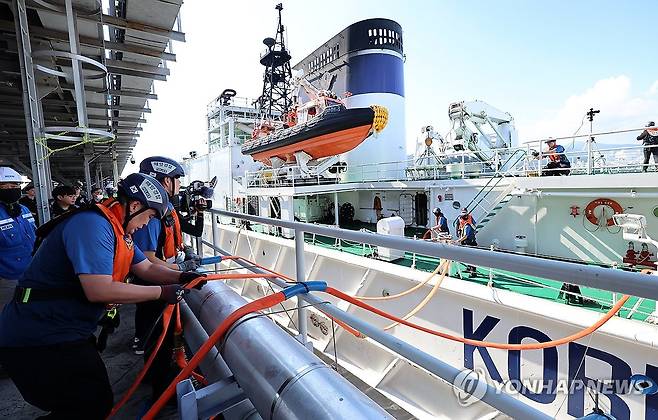 독도 지키는 삼봉호까지 나선 강릉 가뭄 (강릉=연합뉴스) 유형재 기자 = 독도를 비롯한 동해(바다)를 지키는 5천t급 해양경찰 경비함정 삼봉호(5001함)가 3일 강릉시 안인항 화력발전소 내 하역부두에서 600t의 생활용수를 소방차에 공급하고 있다. 2025.9.3 yoo21@yna.co.kr