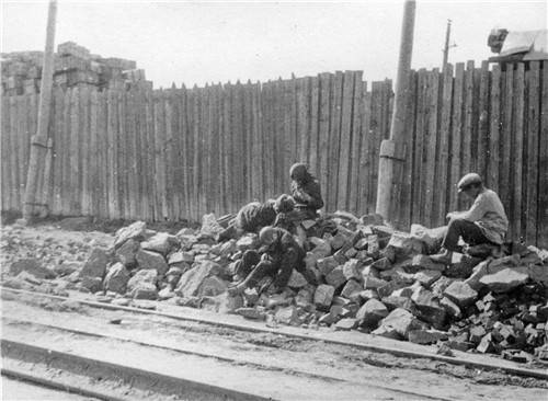 길가에 앉아 굶주리는 사람들 [글항아리 제공. 재판매 및 DB금지]