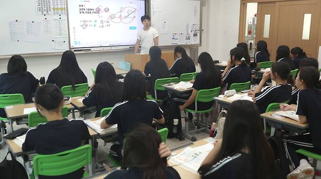 남자학교에서 남녀공학으로 전환한 마산해운중 여학생반 [촬영 김동민]