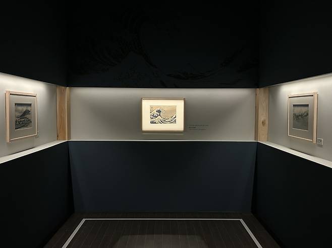 가쓰시카 호쿠사이가 본 후지산      (청주=연합뉴스) 김예나 기자 = 4일 충북 청주시 국립청주박물관에서 열린 '후지산에 오르다, 야마나시' 특별전에서 가쓰시카 호쿠사이(葛飾北齋·1760∼1849)의 대표작 '가나가와 해변의 높은 파도 아래' 등이 전시돼 있다. 이번 특별전은 한일 국교 정상화 60주년을 맞아 일본 야마나시현립박물관과 함께 야마나시 지역과 후지산을 집중 조명한다. 2025.9.4
    yes@yna.co.kr