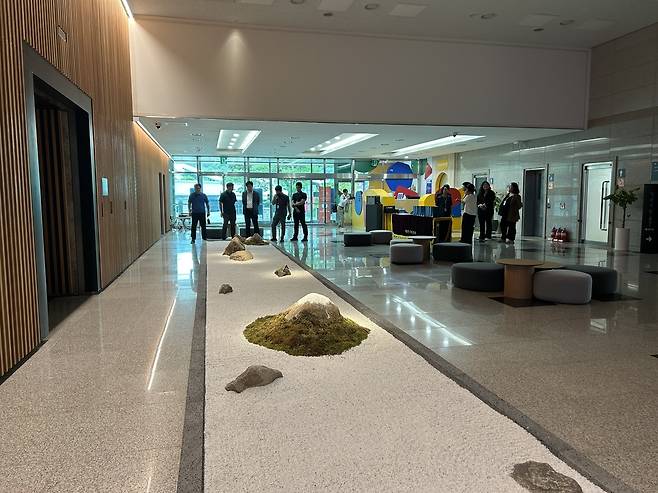 후지산을 형상화한 조형 공간      (청주=연합뉴스) 김예나 기자 = 4일 충북 청주시 국립청주박물관 청명관 특별전시실 앞에 일본의 후지산과 야마나시(山梨) 지역을 형상화한 조형 공간이 들어서 있다. 2025.9.4
    yes@yna.co.kr