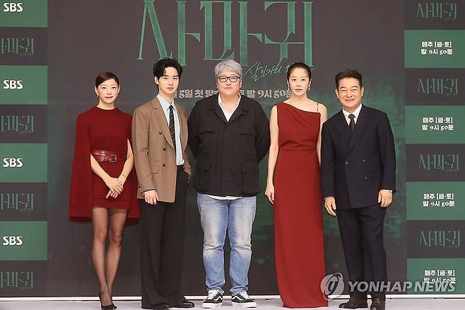 드라마 '사마귀: 살인자의 외출' 제작발표회 (서울=연합뉴스) 류효림 기자 = 배우 이엘(왼쪽부터), 장동윤, 변영주 연출, 고현정, 조성하가 4일 서울 양천구 목동 SBS사옥에서 열린 드라마 '사마귀: 살인자의 외출' 제작발표회에서 포즈를 취하고 있다. 2025.9.4 ryousanta@yna.co.kr