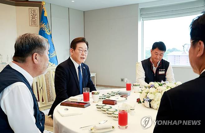 이재명 대통령, 양대노총 위원장과의 대화 (서울=연합뉴스) 홍해인 기자 = 이재명 대통령이 4일 서울 용산 대통령실 청사에서 양대노총 위원장과의 오찬 간담회를 주재하고 있다. 2025.9.4 hihong@yna.co.kr