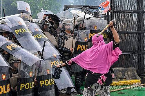 지난달 28일 분홍색 히잡 쓴 채 시위하는 여성 [AFP 연합뉴스. 재판매 및 DB 금지]