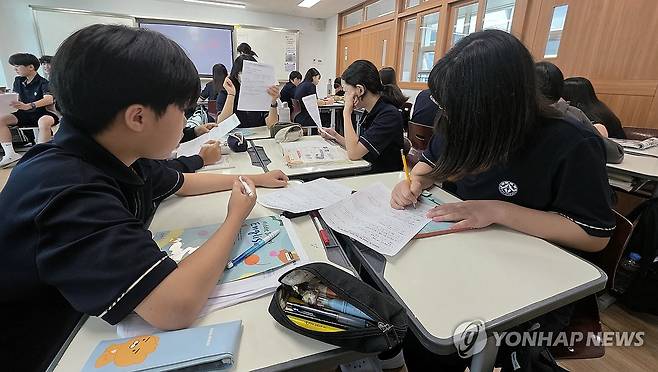 마산의신중 남녀 합반 (창원=연합뉴스) 김동민 기자 = 4일 경남 창원시 마산합포구 마산의신중학교에서 1학년 학생이 공부하고 있다.
    마산의신여자중학교이던 이 학교는 올해 초 남녀공학으로 전환 후 교명도 변경했다. 2025.9.4 image@yna.co.kr