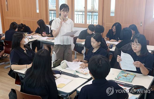 남녀공학 마산의신중 남녀 합반 (창원=연합뉴스) 김동민 기자 = 4일 경남 창원시 마산합포구 마산의신중학교에서 1학년 학생이 공부하고 있다.
    마산의신여자중학교이던 이 학교는 올해 초 남녀공학으로 전환 후 교명도 변경했다. 2025.9.4 image@yna.co.kr