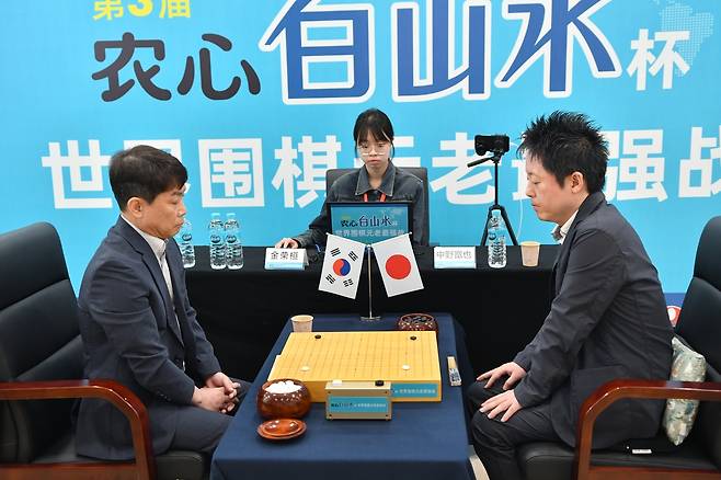 김영환(왼쪽)이 백산수배 2국에서 일본 나카노 히로나리에게 패했다. [한국기원 제공. 재판매 및 DB 금지]