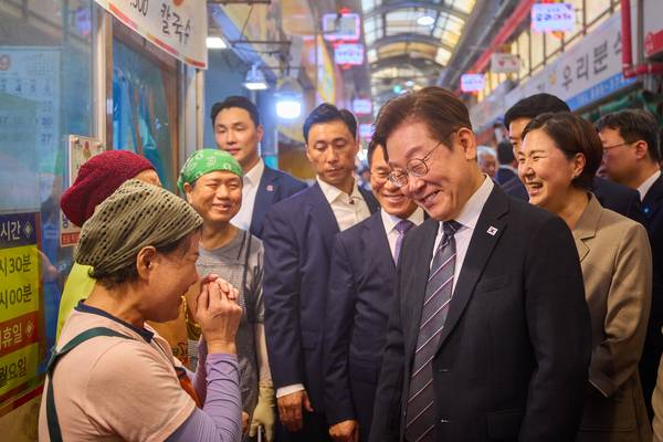 이재명 대통령이 5일 인천 미추홀구 용현시장을 찾아 민생회복 소비쿠폰 효과 등을 청취했다. /대통령실 제공