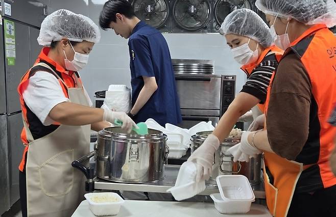▲ 우만사회복지관에서 자원봉사자들이 예비식을 포장하고 있다.