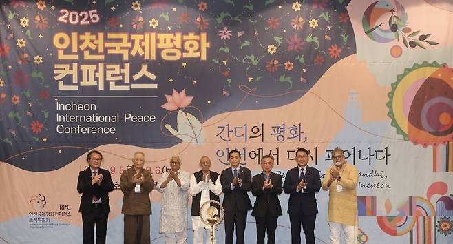 ▲ 5일 인천 중구 하버파크호텔에서 열린 '2025 인천 국제평화 컨퍼런스'에 참석한 내빈들이 점등식을 마치고 기념촬영을 하고있다. 오른쪽부터 Tushar Gandi 간디재단이사장, 김교흥 국회의원, 박현수 인천일보 대표이사, 황효진 인천시 글로벌정무부시장, Sankar Kumar Sanyal 하리잔 세박 상 의장, Kumar Prashant 간디평화재단 이사장, 황보윤식 함석헌 평화연구소 소장, 김광성 조직위원회 집행위원장. /이재민 기자 leejm@incheonilbo.com