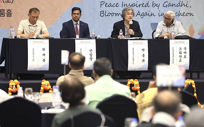 ▲ 5일 인천 중구 하버파크호텔에서 열린 '2025 인천 국제평화 컨퍼런스'에 참석한 박홍규 영남대학교 명예교수가 간디의 비폭련 평화의길이란 주제로 발표를 하고있다. /이재민 기자 leejm@incheonilbo.com