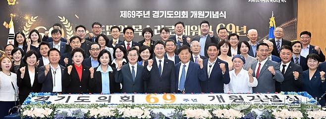 5일 오후 수원시 경기도의회 대회의실에서 열린 제69주년 경기도의회 개원기념식에서 김동연 경기도지사와 김진경 경기도의회 의장, 최윤정 중부일보 대표이사를 비롯한 내빈들이 화이팅을 외치며 기념촬영을 하고 있다. 노민규기자