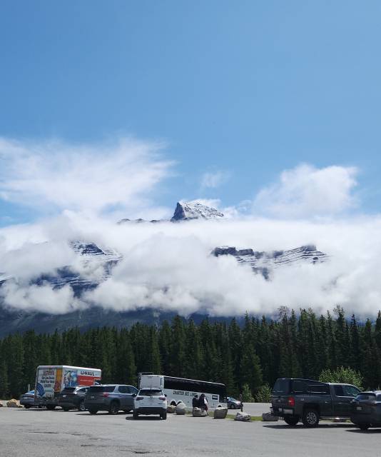 눈의 피로를 단번에 풀어준 무르치슨산의 웅장한 산세. 하태길 겸임교수