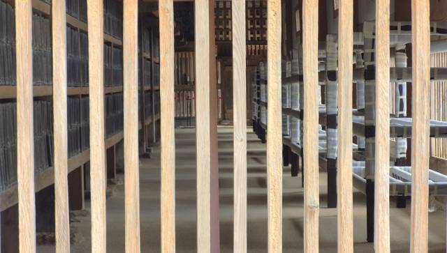 경남 합천군 해인사 장경판전 나무 창살 사이로 언뜻 보이는 대장경판. 남태우 기자