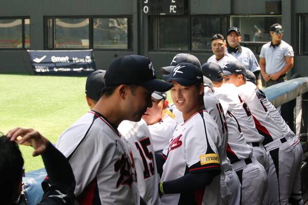 박준현이 더그아웃에서 동료들과 얘기를 나누고 있다. 사진 | 스포츠춘추 이웅희기자