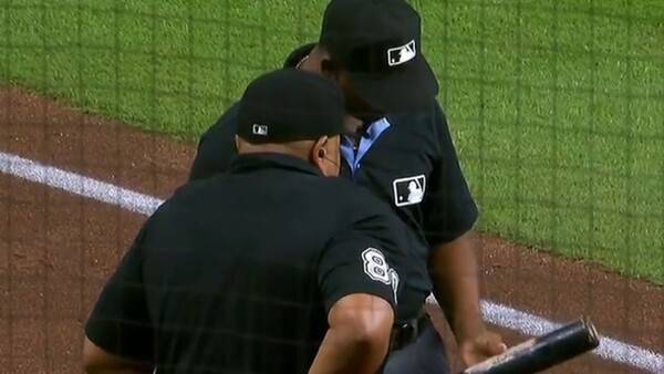 트라멜의 배트를 검사하는 심판진(사진=MLB.com 중계화면 캡쳐)