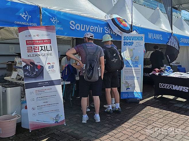 광주 2025 현대세계양궁선수권대회' 개막일인 5일 오후 남구 주월동 광주국제양궁장 내부 기념품 부스에 방문한 외국인 선수들이 공식 굿즈를 구매하고 있다. 강주비 기자