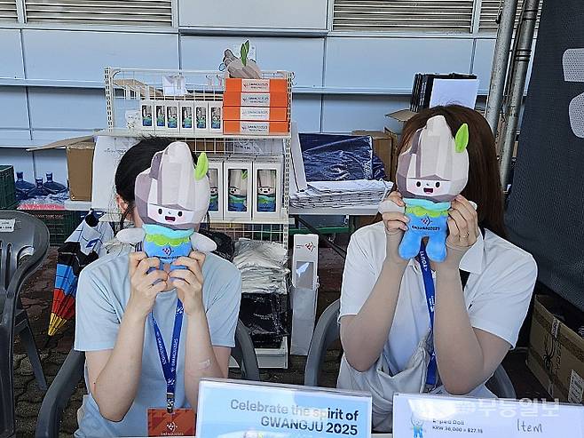 광주 2025 현대세계양궁선수권대회' 개막일인 5일 오후 남구 주월동 광주국제양궁장 내부에 설치된 공식 기념품 부스에서 대회 조직위원회 관계자들이 마스코트 '에피' 인형을 들고 있다. 강주비 기자