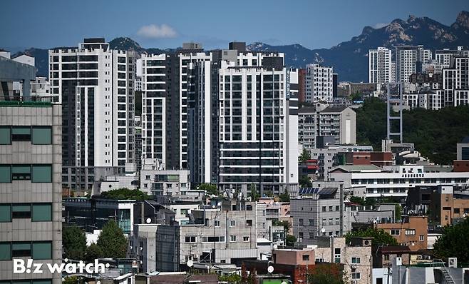 6·27 부동산 대책 발표 이후 서울의 아파트 가격 상승폭은 관망세를&nbsp;보이고 있지만&nbsp;마포구와 용산구, 성동구를 포함한 8개 자치구는 가격 오름폭을 키우고 있다. 사진은 5일 용산구의 주거지역 모습./사진=이명근 기자 qwe123@