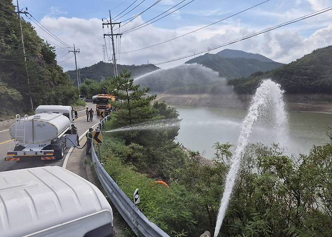 지난 3일 육군 3군단 장병들이 급수차를 이용해 오봉저수지에 물을 채우고 있다.사진=뉴시스(육군 제공)