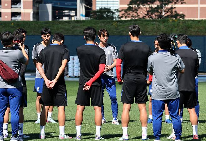 3일(현지시간) 미국 뉴욕주 아이칸 스타디움에서 진행된 한국 축구 대표팀 훈련에서 홍명보 감독이 선수들에게 지시를 하고 있다. 사진=연합뉴스
