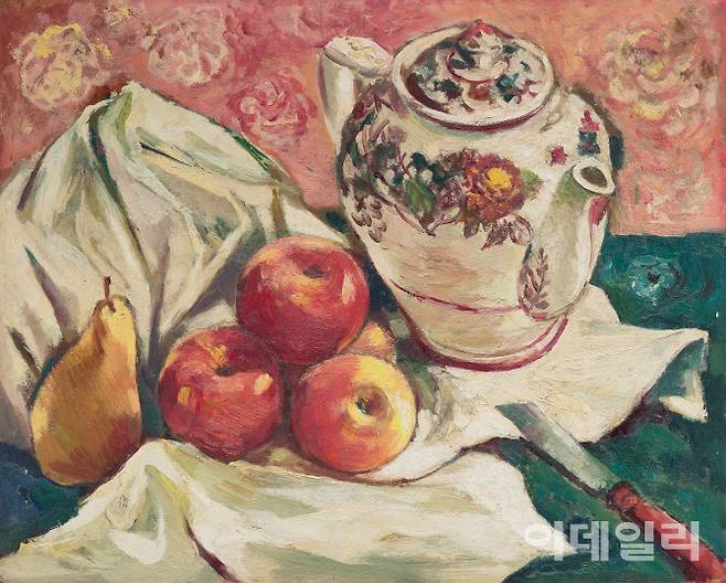 이인성의 ‘주전자가 있는 정물’(1930s). 20여 년 짧은 화업 동안 작가는 정물화를 많이 그렸다. 작품은 그중 대표작. 위에서 내려다본 시점으로 주전자와 과일, 과도 등을 배치한 구도가 다소 불안정하지만 청록 테이블 위 하얀 천, 붉은 꽃무늬 벽지까지 강렬한 색의 대비로 화면에 생기를 만들어내고 있다. 1930년대 일본에 머무르던 당시 작가는 서구 인상주의부터 초현실주의까지 다양한 사조를 흡수하고 대담한 원색, 경쾌하고 짧은 붓터치 등으로 자신만의 화면을 완성해 갔다. 지난 5월 1일 국립현대미술관 과천에서 개막한 ‘MMCA 과천 상설전: 한국근현대미술Ⅰ’에 걸렸다. 패널에 유화 물감, 36.5×45㎝. 국립현대미술관 소장.