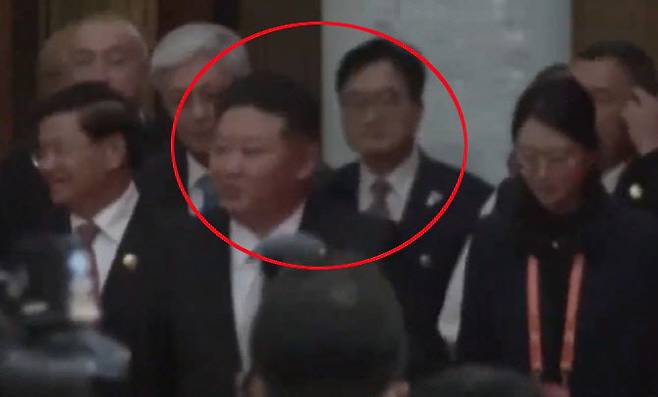 중국 정부의 공식 초청으로 제80주년 중국 전승절 열병식 및 환영 리셉션 오찬에 참석한 우원식 국회의장이 지난 3일 베이징 톈안먼 망루(성루)에서 열병식을 참관하기 전 대기실에서 북한 김정은 국무위원장과 수인사를 나눴다고 국회의장실이 전했다. 사진은 이날 리셉션 장소로 추정되는 곳에서의 우원식 국회의장과 김정은 국무위원장의 모습. (사진=연합뉴스)