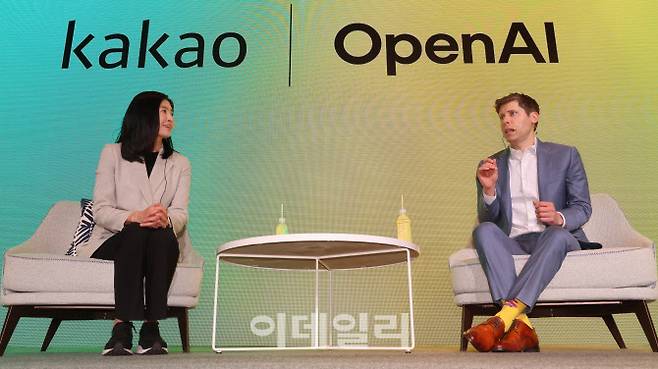 정신아 카카오 대표와 챗GPT 개발사 오픈AI의 샘 올트먼 최고경영자(CEO)가 2월 4일 서울 중구 소공동 플라자호텔에서 열린 카카오 미디어데이에서 대담을 하고 있다.(사진=방인권 기자)