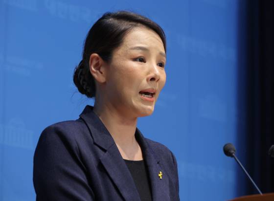강미정 조국혁신당 대변인이 4일 서울 여의도 국회 소통관에서 당내 성비위 의혹과 관련한 탈당 기자회견을 하고 있다. 〈사진=연합뉴스〉