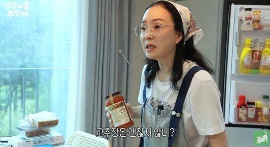 김정난처럼 냉장고에서 예상치 못한 식자재들이 발견되는 경험은 많은 사람들에게 익숙하다. 보관 일수가 지난 음식은 버리는 게 좋다. 부패가 진행되고 있는 음식을 냉장고에서 꺼내지 않으면 주변의 음식에도 균이 번식할 수 있다. [사진=유튜브 채널 '김정난']